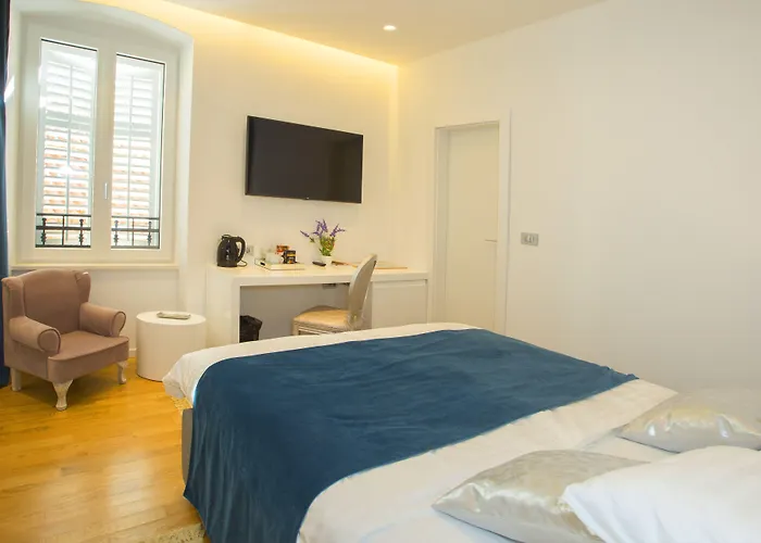 Pensión Luxury Paula - In The Old Town 4*